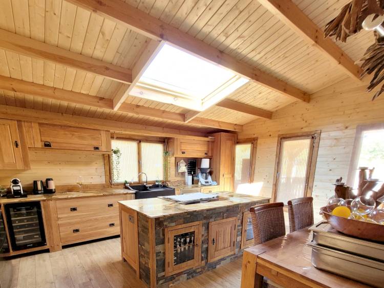 Pose d'une fenêtre de toit simple dans un chalet