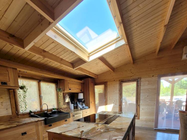 Pose d'une fenêtre de toit simple dans un chalet