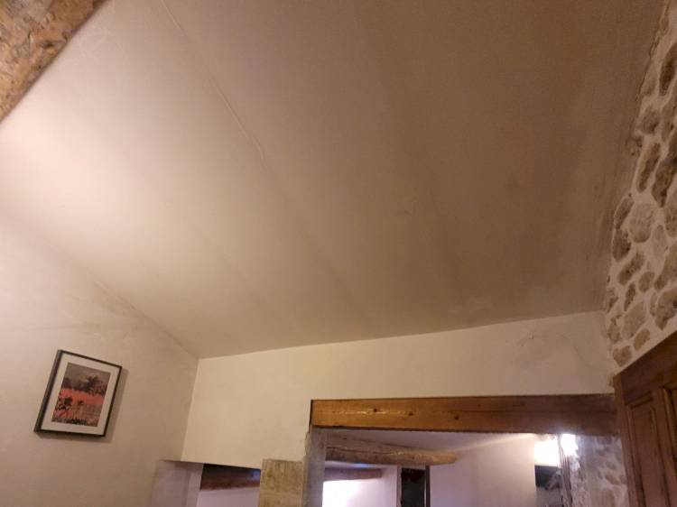Installation d'une fenêtre de toit simple dans cet espace dédié à la lecture. Installation d'une fenêtre de toit simple dans cet espace dédié à la lecture.